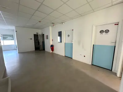 Espace de circulation desservant les pièces techniques et les vestiaires