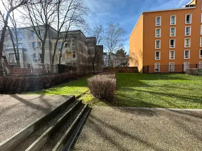 Vue sur l'espace vert depuis les fenêtres arrière des locaux