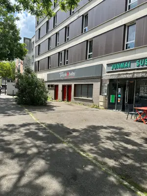 Les locaux dans leur environnement, en pied d'immeuble