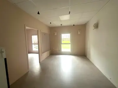 Pièce lumineuse ouvrant sur la pelouse