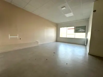 Grand plateau intérieur dégagé, éclairé par une baie sur rue