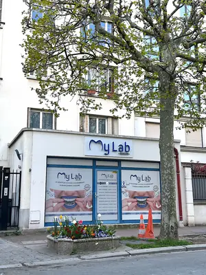 Vue frontale de la devanture depuis le trottoir d'en face
