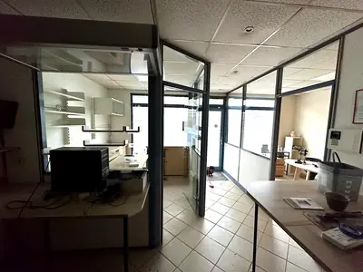 Plateau intérieur avec cloisons vitrées et accès sur l'entrée