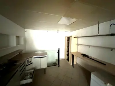 Arrière du local avec l'escalier intérieur desservant le sous-sol